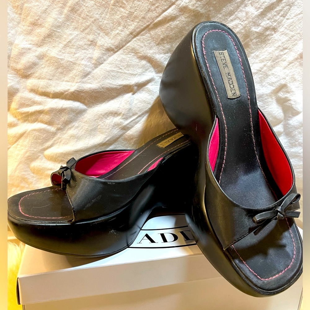 Vintage Steve Madden mules - early 2000’s size 10. Black outer pink lining.